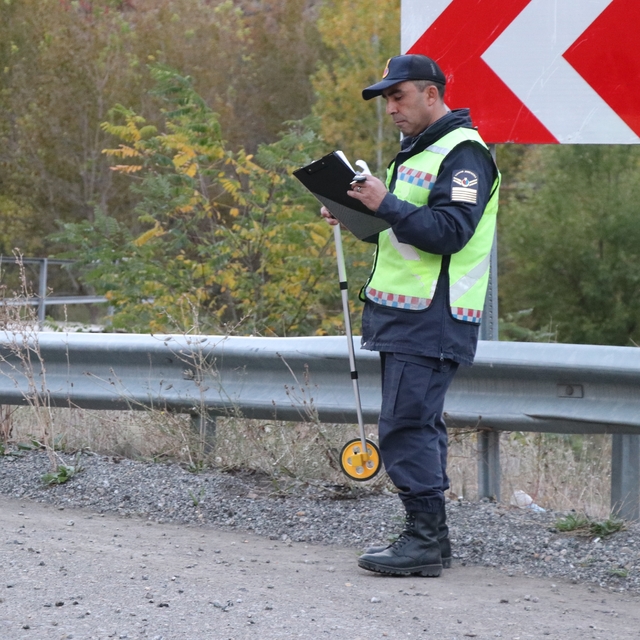 Erzurum'da dereye devrilen otomobilin sürücüsü öldü