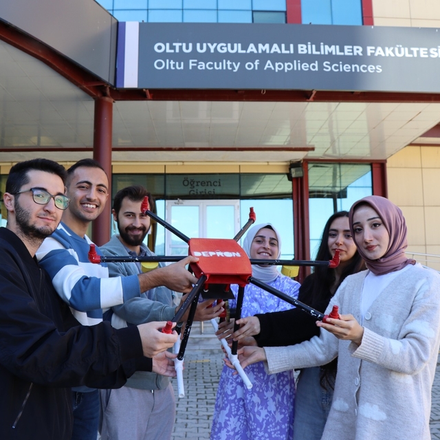 Van ve Kahramanmaraş depremlerini yaşadılar; arama-kurtarma için dron geliş...