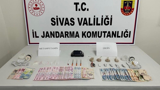 Sivas'ta elektrik lambaları içerisine gizlenmiş uyuşturucuyla ilgili 3 şüpheli yakalandı
