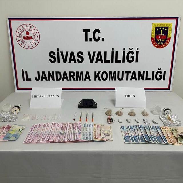 Sivas'ta elektrik lambaları içerisine gizlenmiş uyuşturucuyla ilgili 3 şüph...