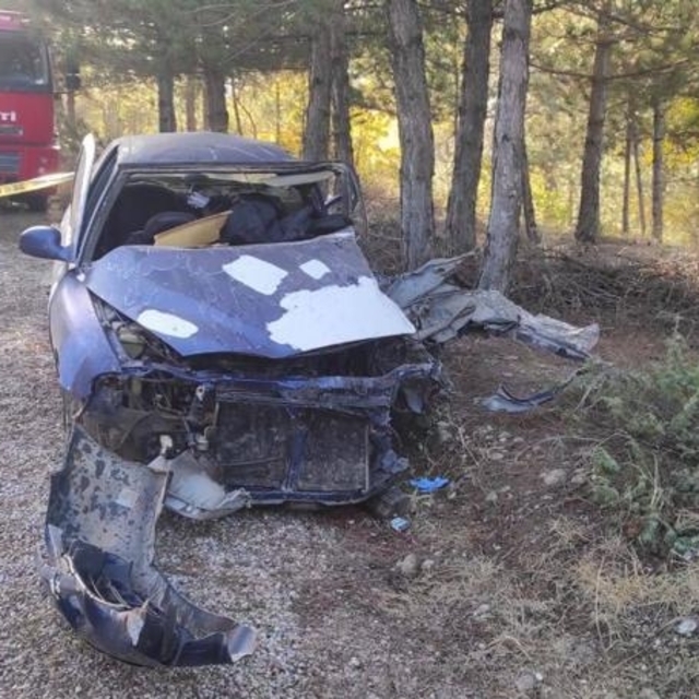 Uşak'ta kamyonla otomobilin çarpışması sonucu 1 kişi öldü, 3 kişi yaralandı