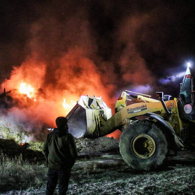 Kütahya'da ahır ve samanlıkta çıkan yangın hasara neden oldu