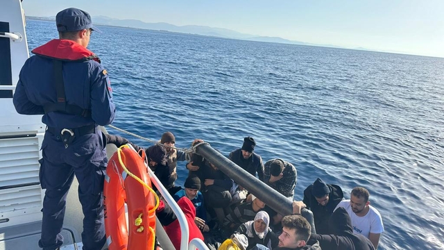 Didim açıklarında geri itilen 20 düzensiz göçmen kurtarıldı