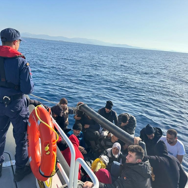 Didim açıklarında geri itilen 20 düzensiz göçmen kurtarıldı