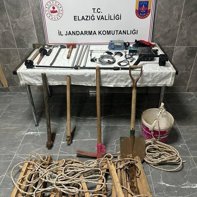 Elazığ'da kaçak kazı yapan 5 şüpheli suçüstü yakalandı
