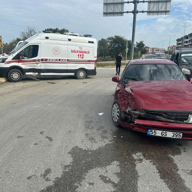 Samsun'da ambulans ile otomobilin çarpıştığı kazada 4 kişi yaralandı
