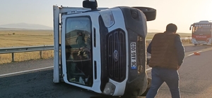 Kars'ta devrilen kamyonetteki 1 kişi yaralandı