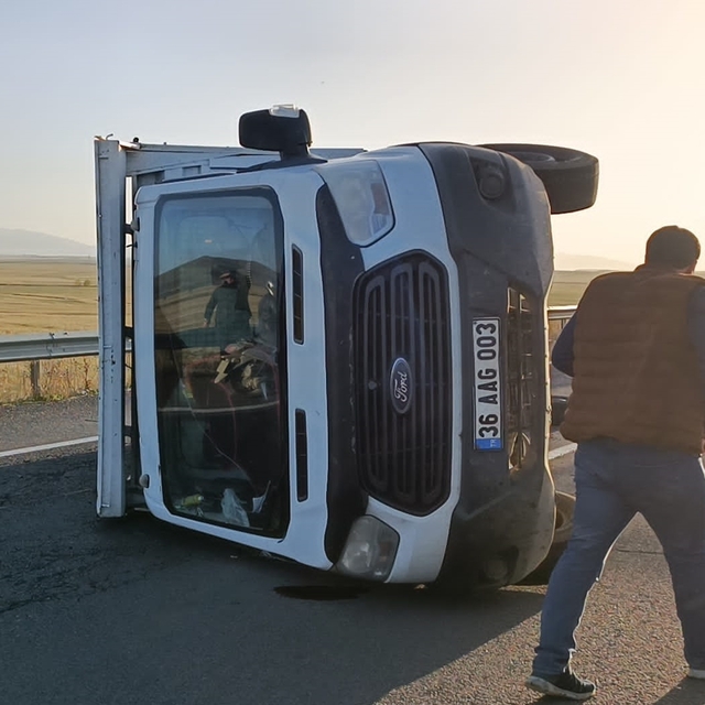 Kars'ta devrilen kamyonetteki 1 kişi yaralandı