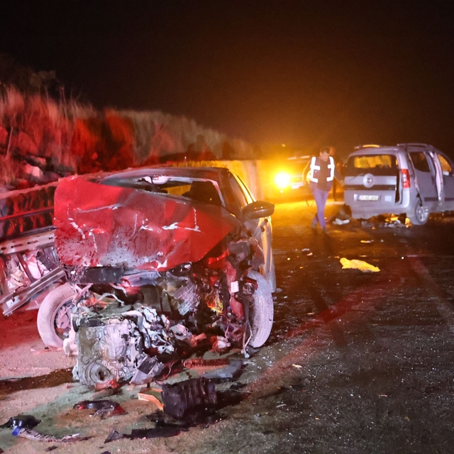 Diyarbakır'da hafif ticari araç ile otomobilin çarpıştığı kazada 6 kişi yar...