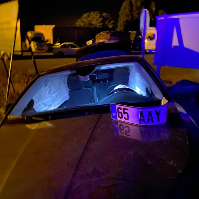Van'da iki otomobilin çarpıştığı kazada 10 kişi yaralandı