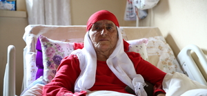 Felç geçiren "kırmızılı kadın" hasta yatağında da sevdiği renkten vazgeçmiy...