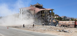 Çelikhan'da ağır hasarlı binaların yıkımı sürüyor