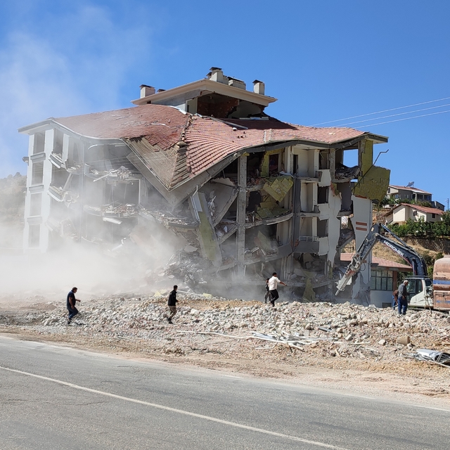 Çelikhan'da ağır hasarlı binaların yıkımı sürüyor