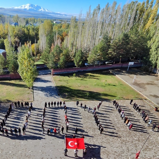 Ağrı'da öğrenciler "100. yıl" koreografisi oluşturdu