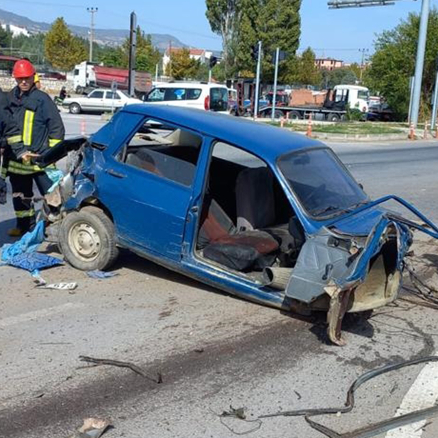 Kütahya'da tır ile otomobilin çarpışması sonucu 1 kişi öldü, 1 kişi yaralan...
