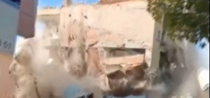 Elazığ'da ağır hasarlı binanın yıkımı gerçekleştirildi