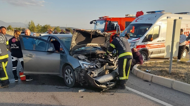 Denizli'de otomobil ile hafif ticari araç çarpıştı; 1 ölü, 5 yaralı