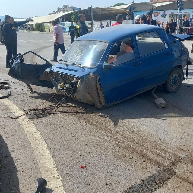 Gediz´de TIR ile otomobilin kavşakta çarpışması sonucu 1 kişi öldü, 1 kişi...