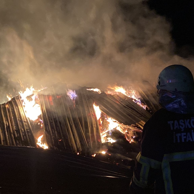 Kastamonu'da çıkan yangında 2 samanlık ile 1 ahır kullanılamaz hale geldi