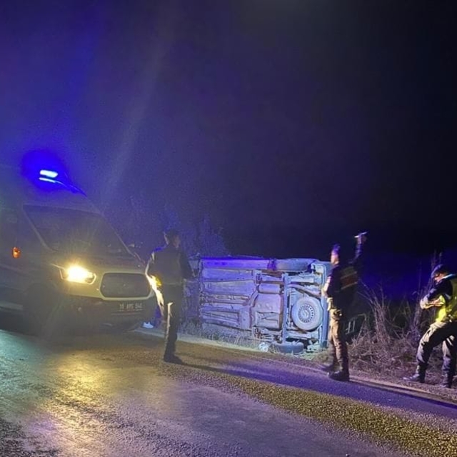 Balıkesir'de kamyonet traktöre çarptı; 1 ölü, 2 yaralı