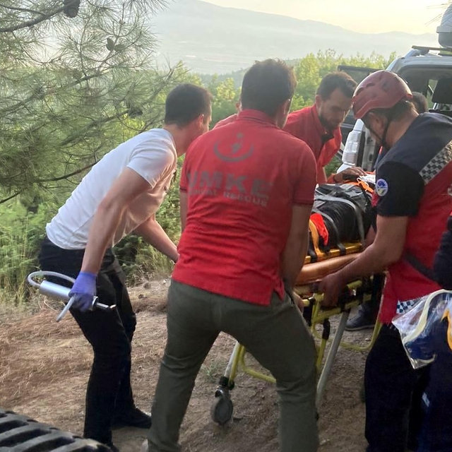 Sakarya'da doğa yürüyüşünde yaklaşık 30 metre yükseklikten düşen kişi yaral...
