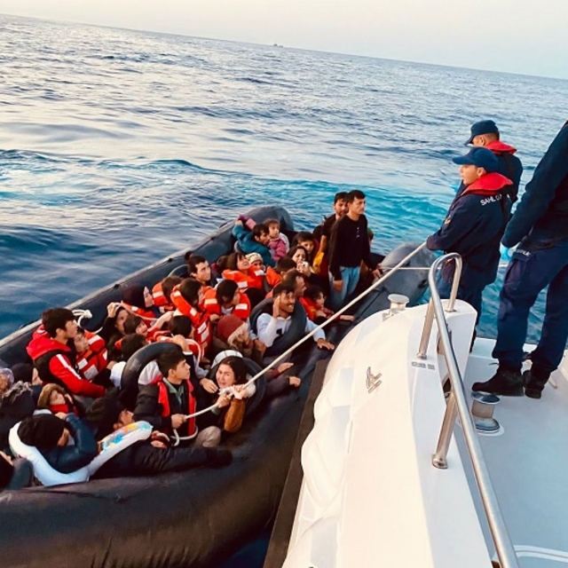 İzmir açıklarında 113 düzensiz göçmen kurtarıldı