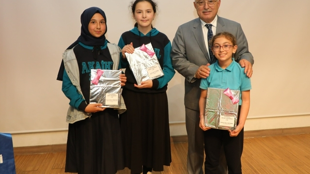 Akyazı'da "hayvan sevgisi" temalı resim ve şiir yarışmasının ödülleri verildi