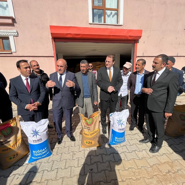 Çaldıran'da çiftçilere tohum desteği verildi