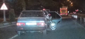 Otomobilin arka koltuğunda taşıdığı motosikletin ön tekeri dışarıda kaldı