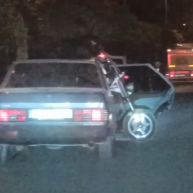 Otomobilin arka koltuğunda taşıdığı motosikletin ön tekeri dışarıda kaldı