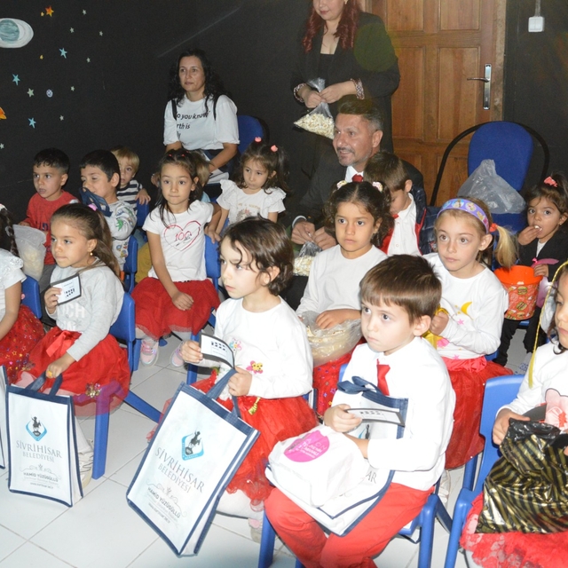 Sivrihisar'da çocuklar için cep sineması açıldı