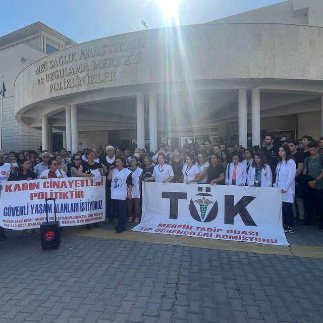 Mersin'de sağlıkçılara yönelik şiddet protesto edildi
