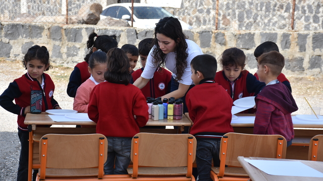 İstanbul'dan gelen ressam, Şırnak'ın köyünde çocuklarla resim yaptı