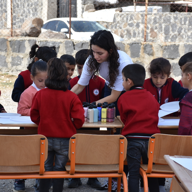 İstanbul'dan gelen ressam, Şırnak'ın köyünde çocuklarla resim yaptı