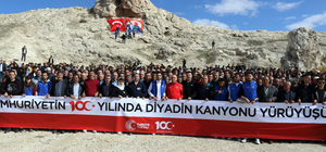 Murat Kanyonu'nda 1000 kişinin katılımıyla "Cumhuriyet" yürüyüşü yapıldı