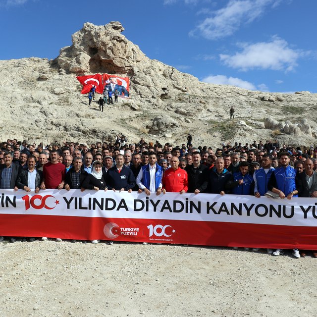 Murat Kanyonu'nda 1000 kişinin katılımıyla "Cumhuriyet" yürüyüşü yapıldı