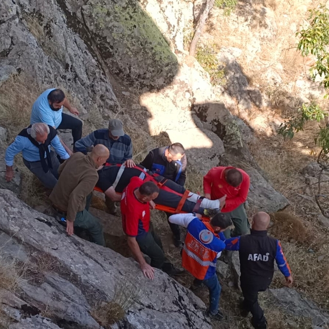 Kayalıklardan düştü, ambulans helikopterle hastaneye kaldırıldı