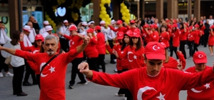 Balıkesir'de Cumhuriyet'in 100'üncü yılı etkinliğinde 100 kişi zeybek oynad...