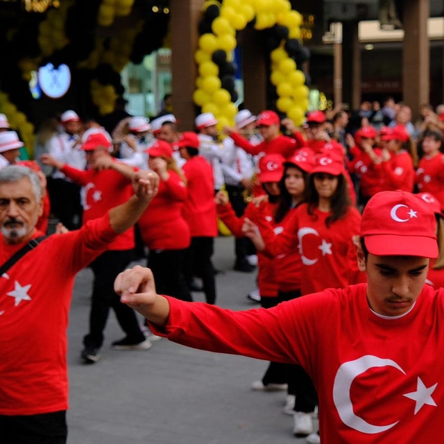 Balıkesir'de Cumhuriyet'in 100'üncü yılı etkinliğinde 100 kişi zeybek oynad...