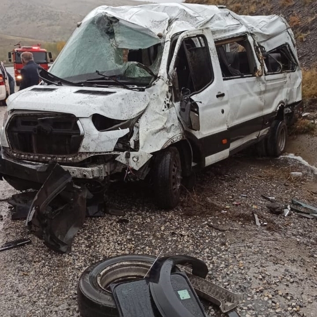 Van'da takla atan minibüsteki 7 kişi yaralandı
