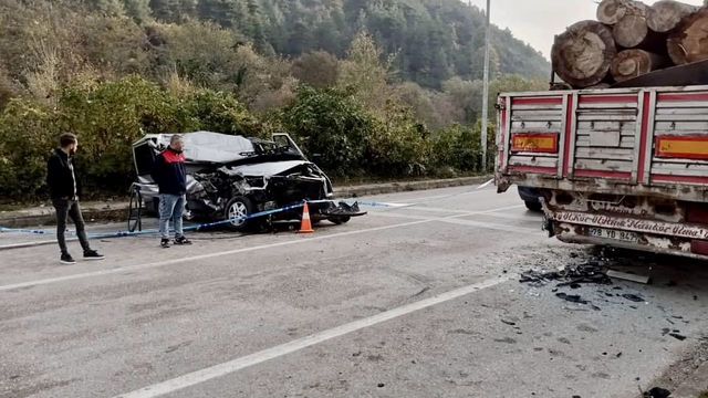Karabük'te park halindeki kamyona çarpan minibüste 1 kişi öldü