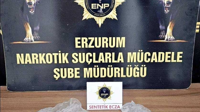 Erzurum'da birinin bağırsağında diğerinin iç çamaşırında uyuşturucu bulunan 2 kişi tutuklandı