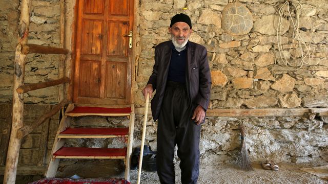 CUMHURİYET'İN 100. YILI - Cumhuriyet ile yaşıt olan Bitlisli çınarlar, zor şartlarda geçen yılları unutamıyor