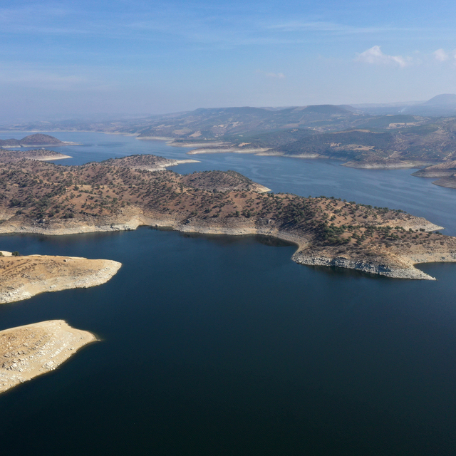 Barajda sular çekilince lav kalıntıları ortaya çıktı