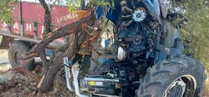 Ağaca çarpan traktörün sürücüsü ağır yaralandı