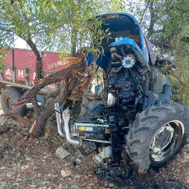 Ağaca çarpan traktörün sürücüsü ağır yaralandı