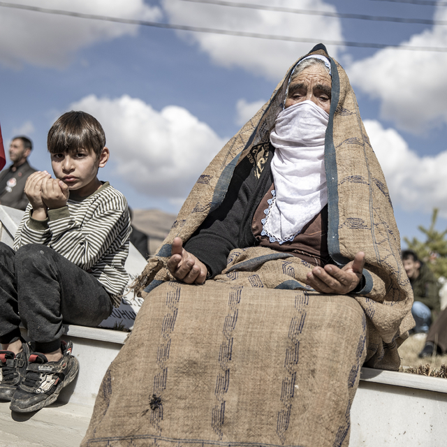 PKK'lı teröristlerin katlettiği 33 Yavi şehidi mezarları başında anıldı