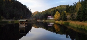 Sinop'un turizm merkezlerinden Akgöl, ziyaretçilerine sonbaharın güzelliğin...
