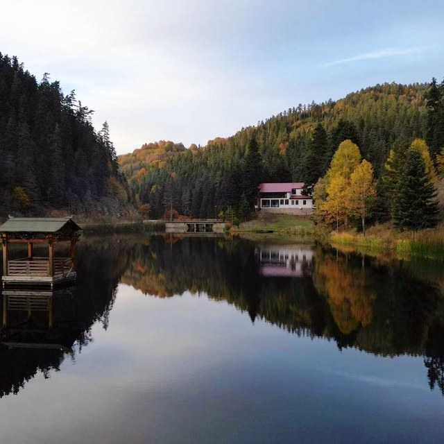 Sinop'un turizm merkezlerinden Akgöl, ziyaretçilerine sonbaharın güzelliğin...