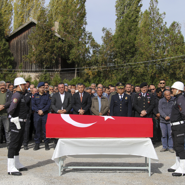 İzmir'de hayatını kaybeden polis memuru memleketi Uşak'ta son yolculuğuna u...